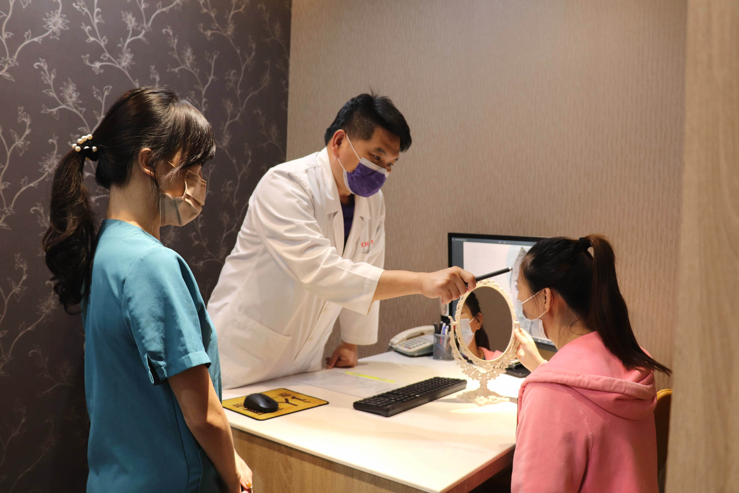 美之耀美醫診所醫師在諮詢時以鏡子與顧客一起確認需要處理的部位